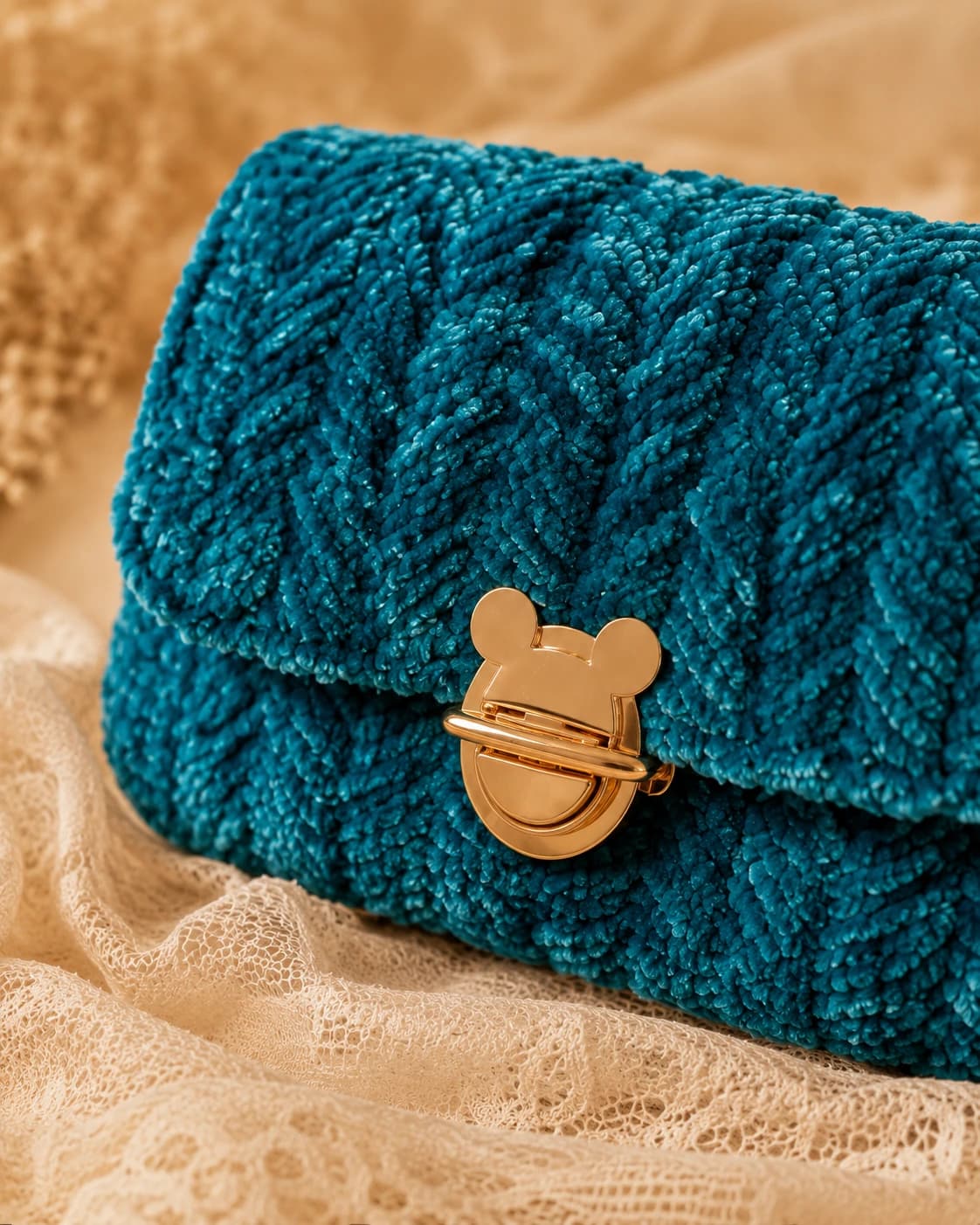 تفاصيل Elegant Clutch التركواز عن قرب