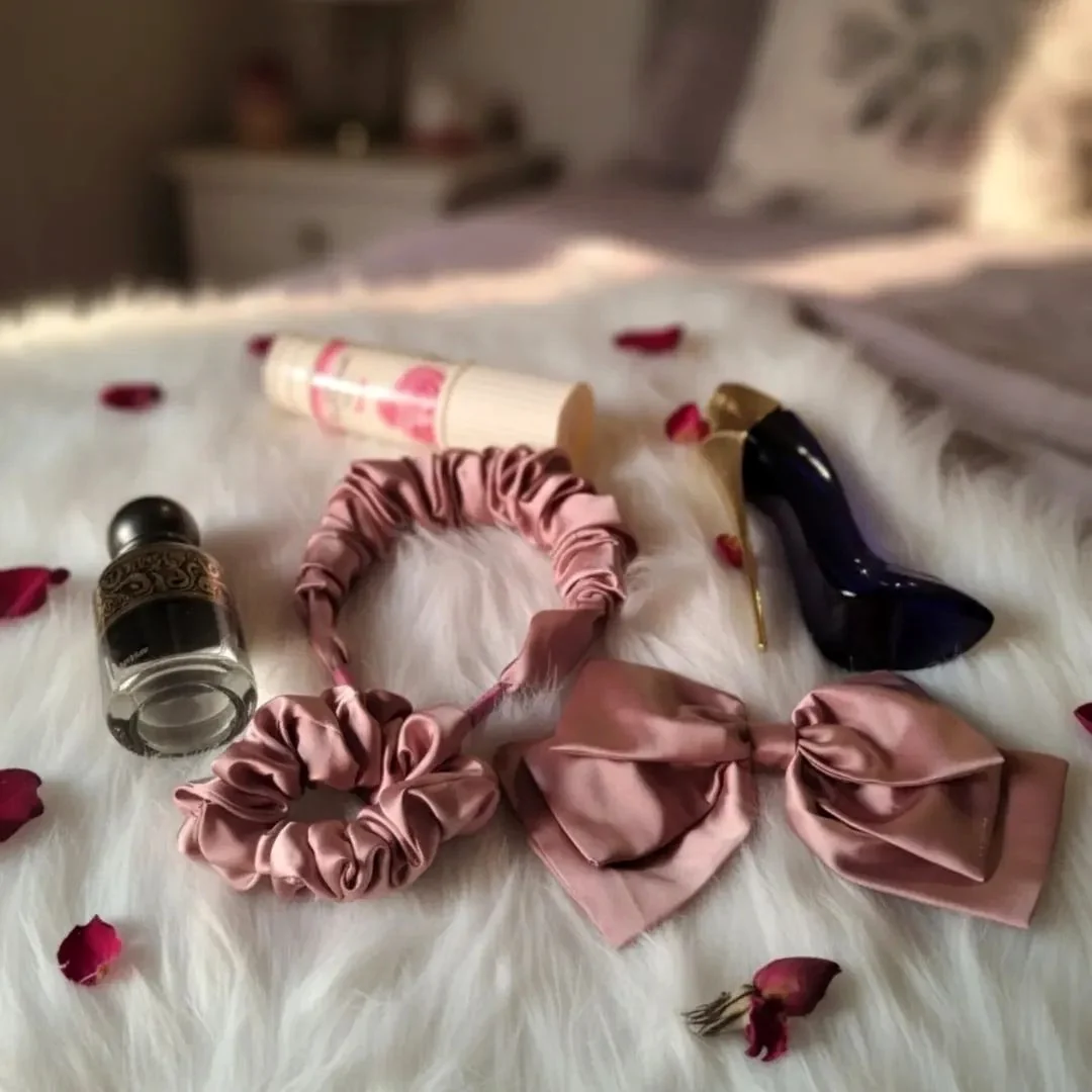 إكسسوارات شعر ساتان وردي هادئ