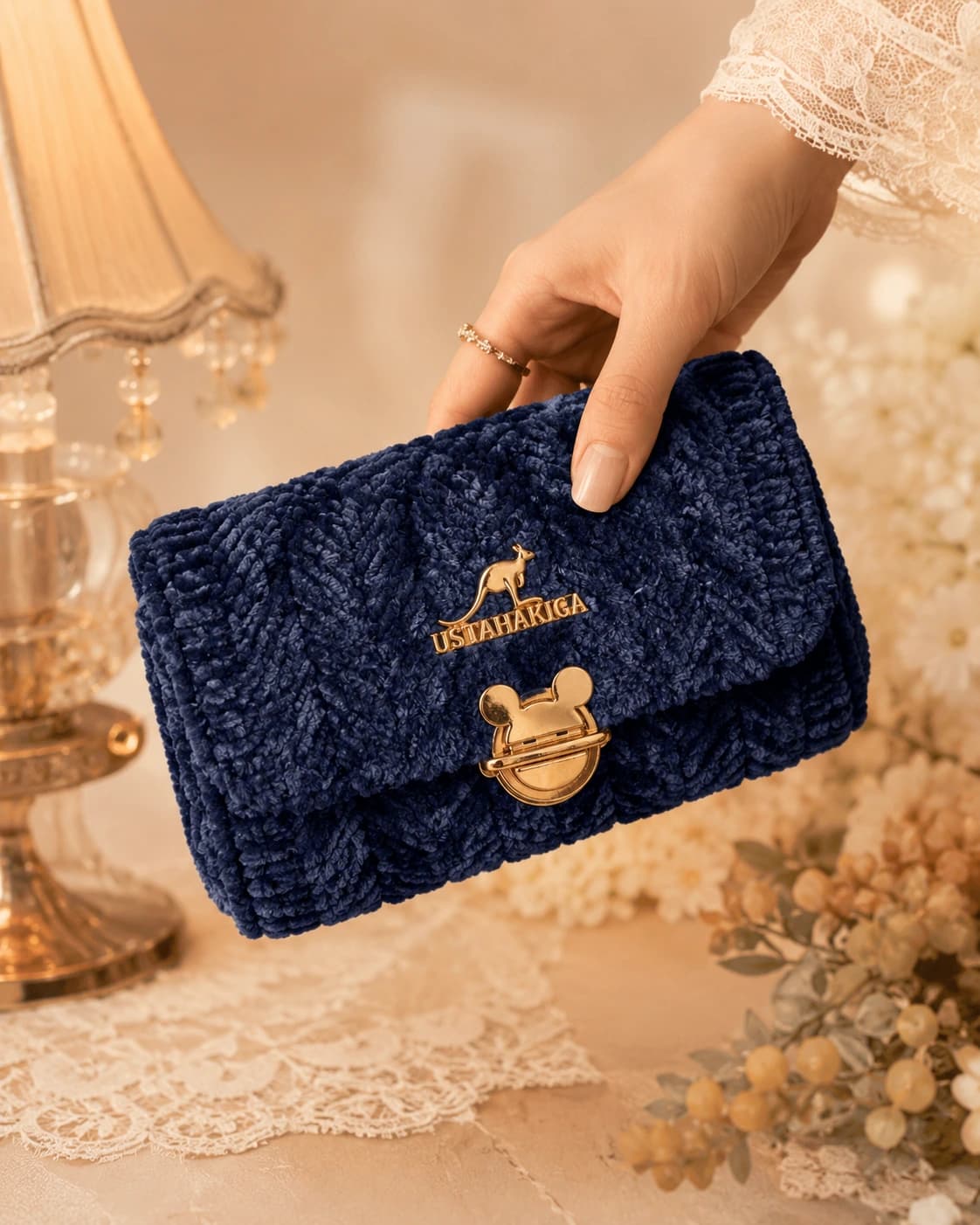 Elegant Clutch أثناء الإمساك
