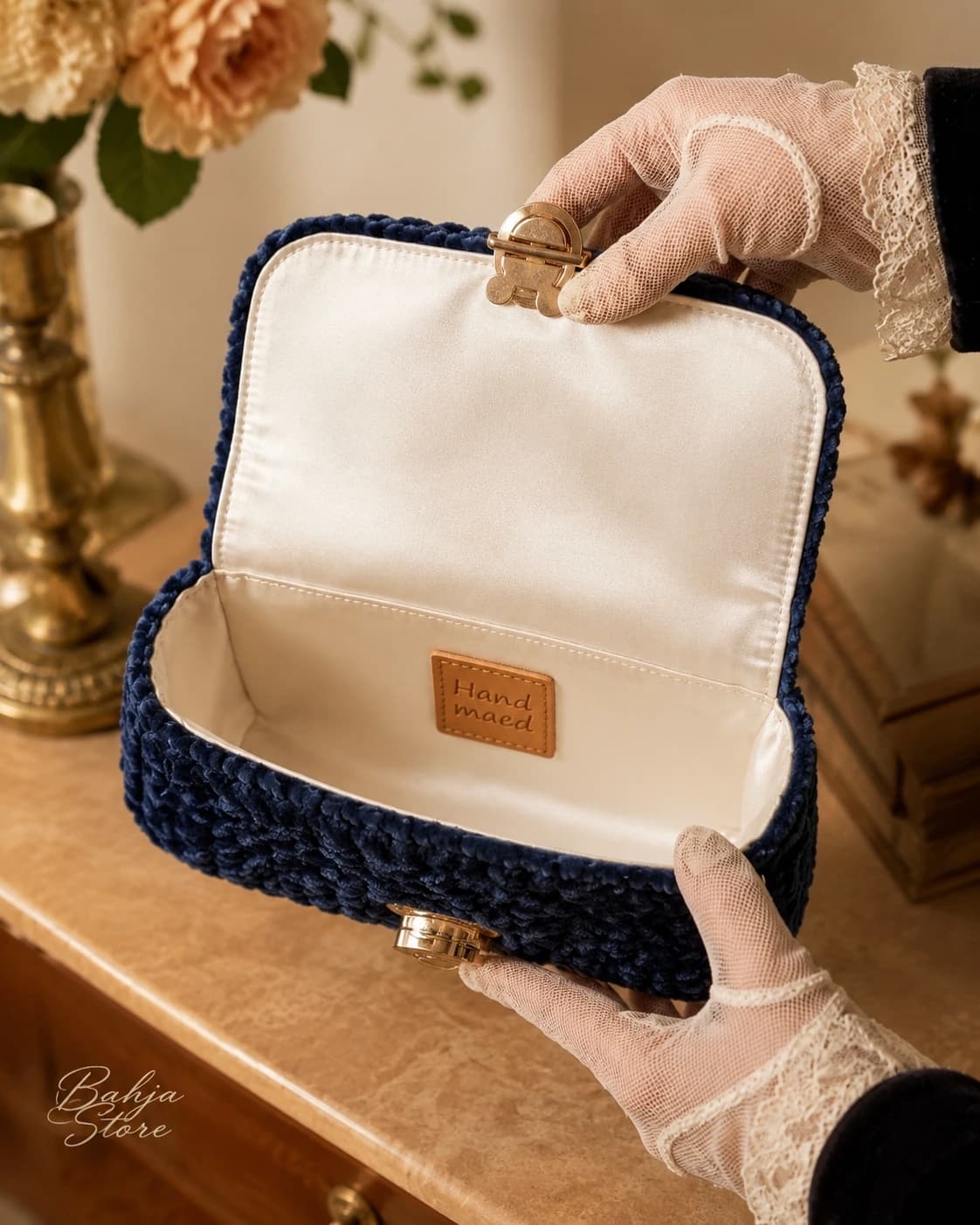 داخل Elegant Clutch